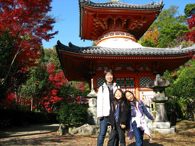 三瀧寺多宝塔の前で